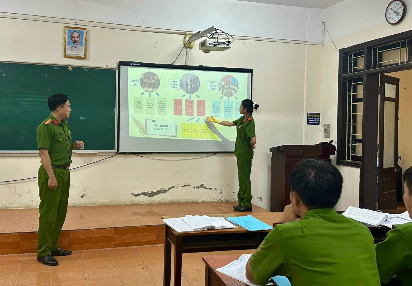 Giáo viên Khoa Quản lý hành chính về trật tự xã hội tích cực ứng dụng công nghệ thông tin trong hoạt động giảng dạy các lớp chuyên ngành
