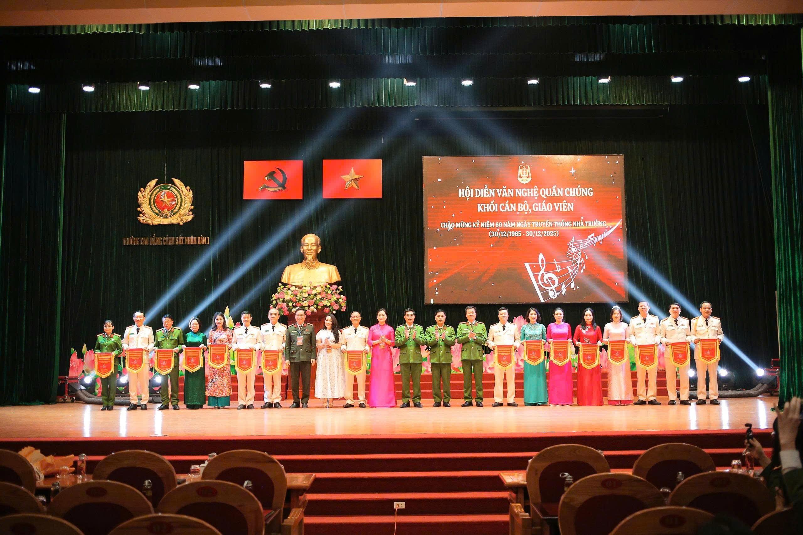 Hội diễn văn nghệ quần chúng khối cán bộ, giáo viên chào mừng kỷ niệm 60 năm Ngày truyền thống Nhà trường (30/12/1965 - 30/12/2025)