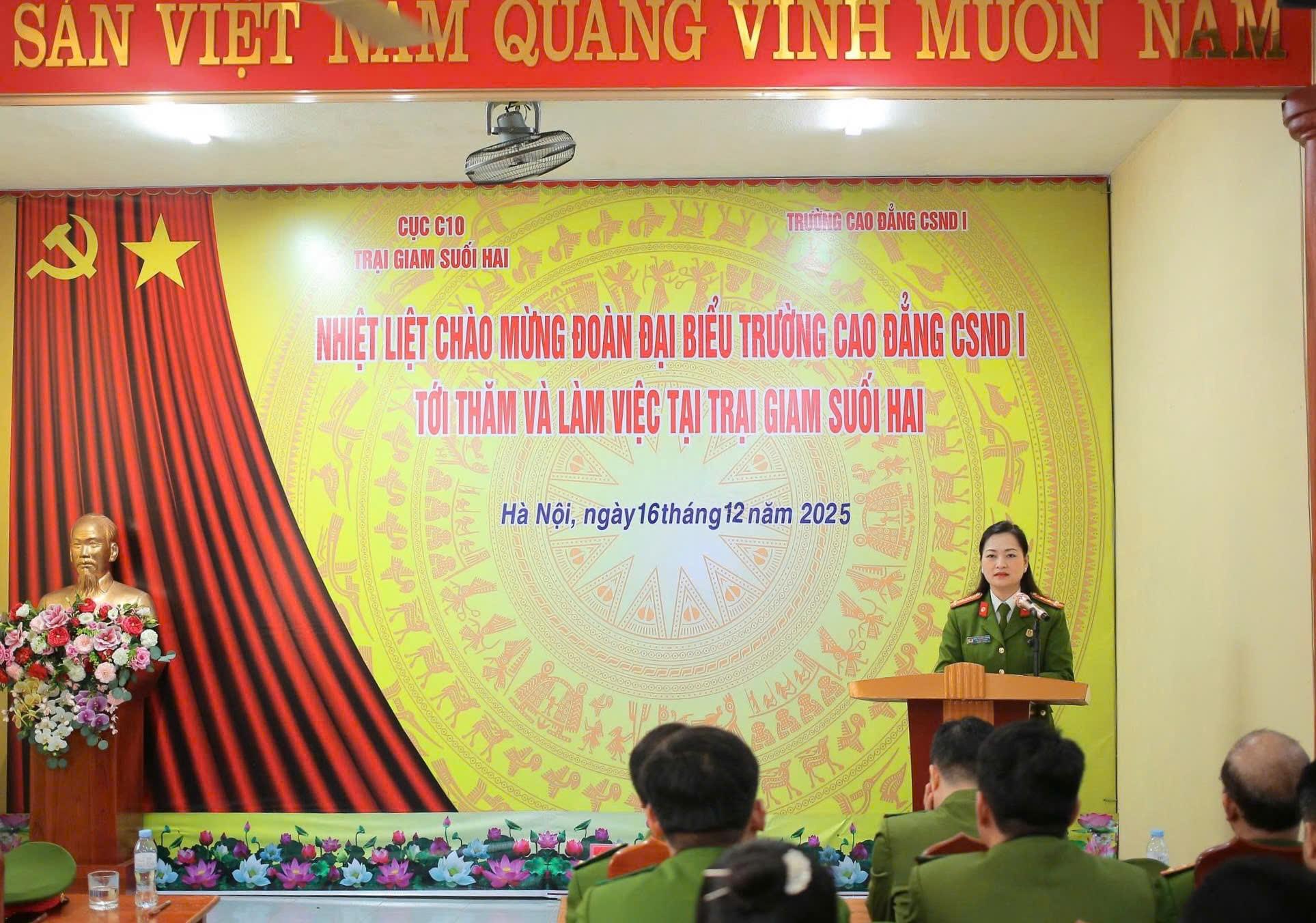 Sinh hoạt chính trị “về nguồn” tại khu đặt Bia ghi dấu địa điểm đầu tiên Nhà trường đóng quân tại Trại giam Suối Hai, xã Bất Bạt, thành phố Hà Nội và Khu di tích Trường Hạ sĩ quan Cảnh sát bảo vệ