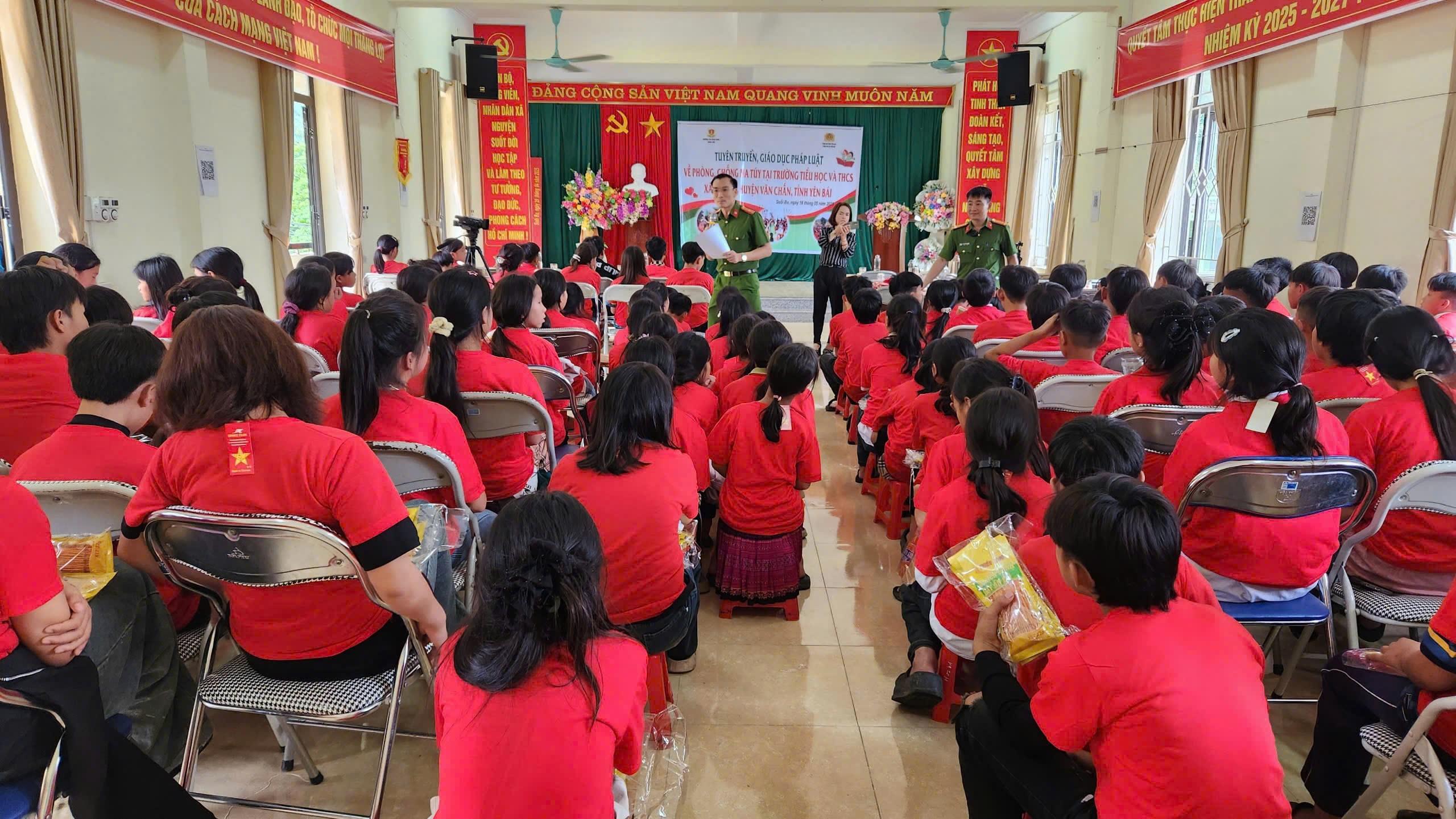 Khoa Luật thực hiện công tác tuyên truyền, giáo dục pháp luật về phòng, chống ma túy tại xã Suối Bu, huyện Văn Chấn, tỉnh Yên Bái