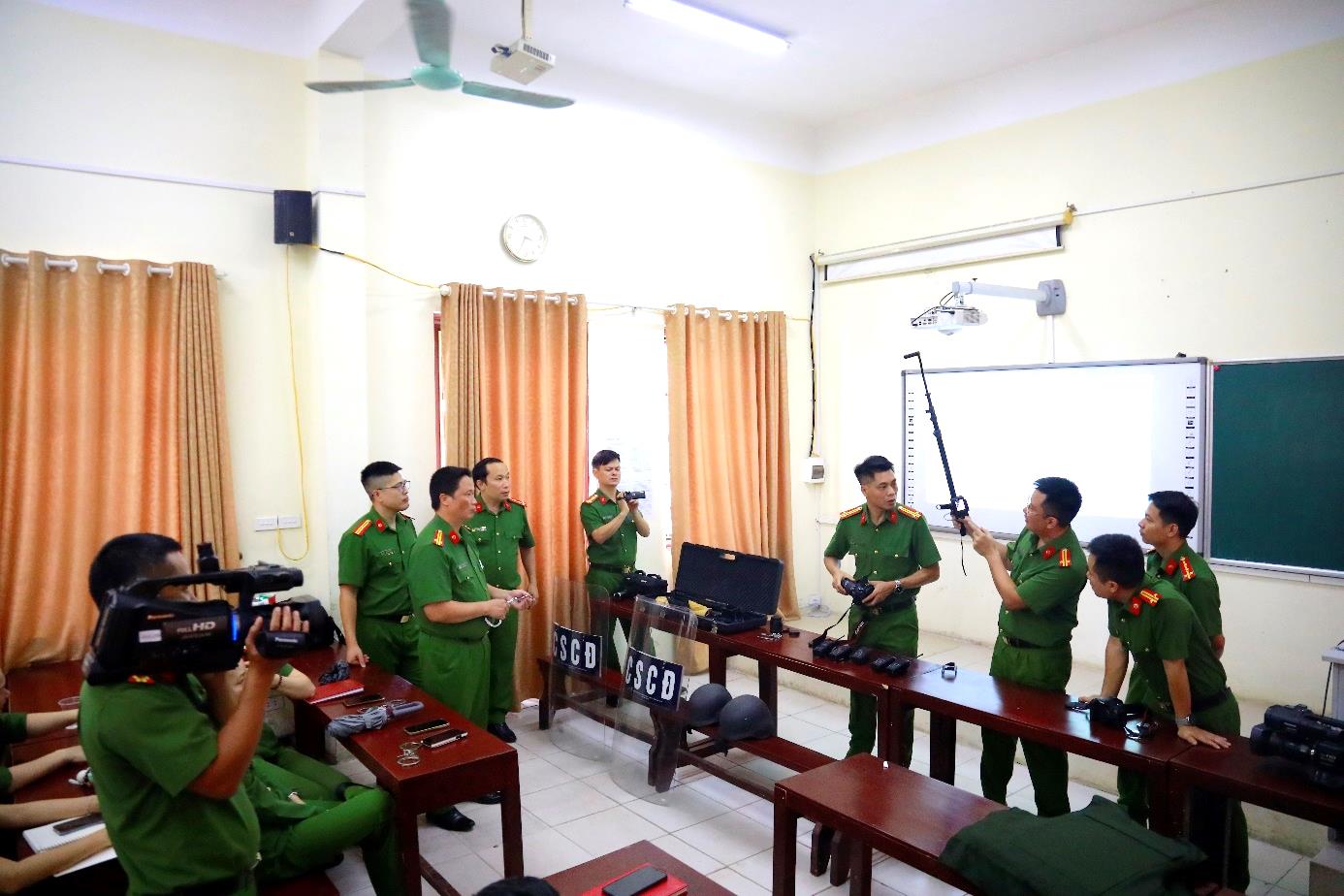Tập huấn nâng cao kỹ năng khai thác và sử dụng phương tiện phòng thực hành nghiệp vụ cho giáo viên Khoa Trinh sát cảnh sát năm học 2024-2025