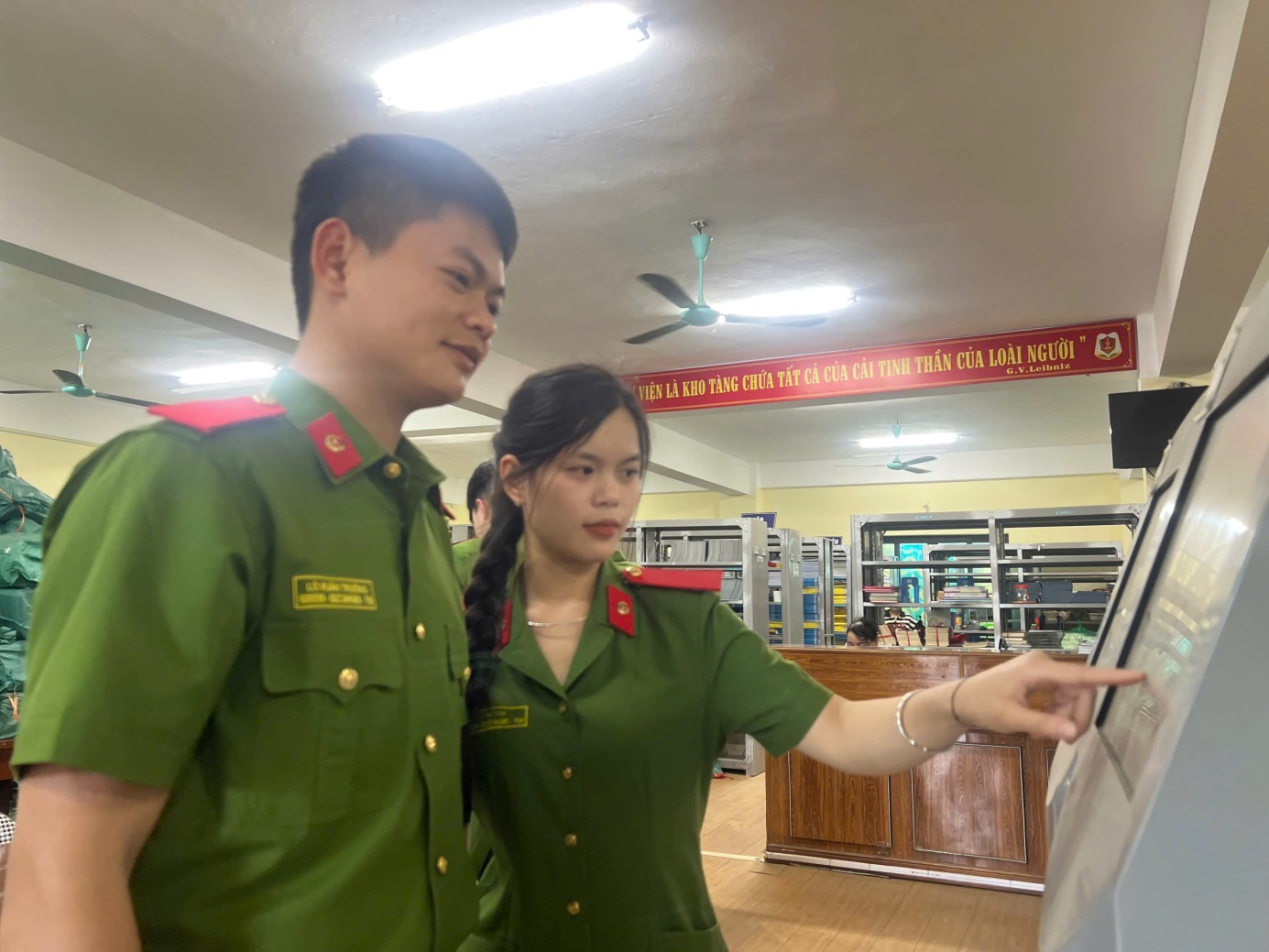 Giải pháp đổi mới hoạt động thư viện nhằm đáp ứng yêu cầu khai thác thông tin, tài liệu cho cán bộ, giáo viên, học viên nhà trường trong thời đại 4.0