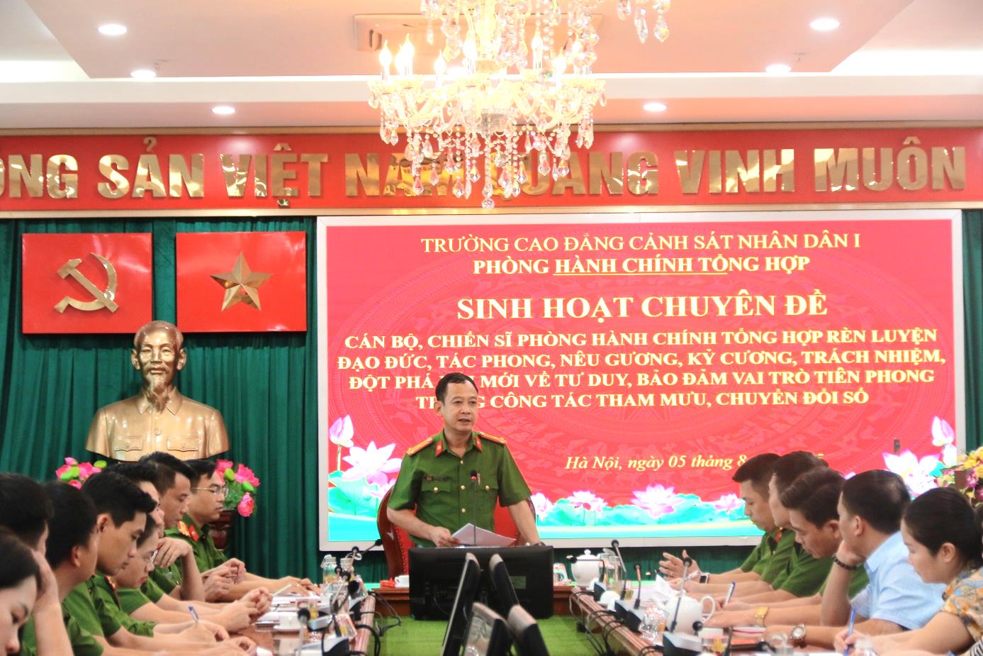 Phòng Hành chính tổng hợp tổ chức sinh hoạt chuyên đề “Cán bộ, chiến sĩ Phòng Hành chính tổng hợp rèn luyện đạo đức, tác phong, nêu gương, kỷ cương, trách nhiệm, đột phá đổi mới về tư duy, bảo đảm vai trò tiên phong trong công tác tham mưu, chuyển đổi số”