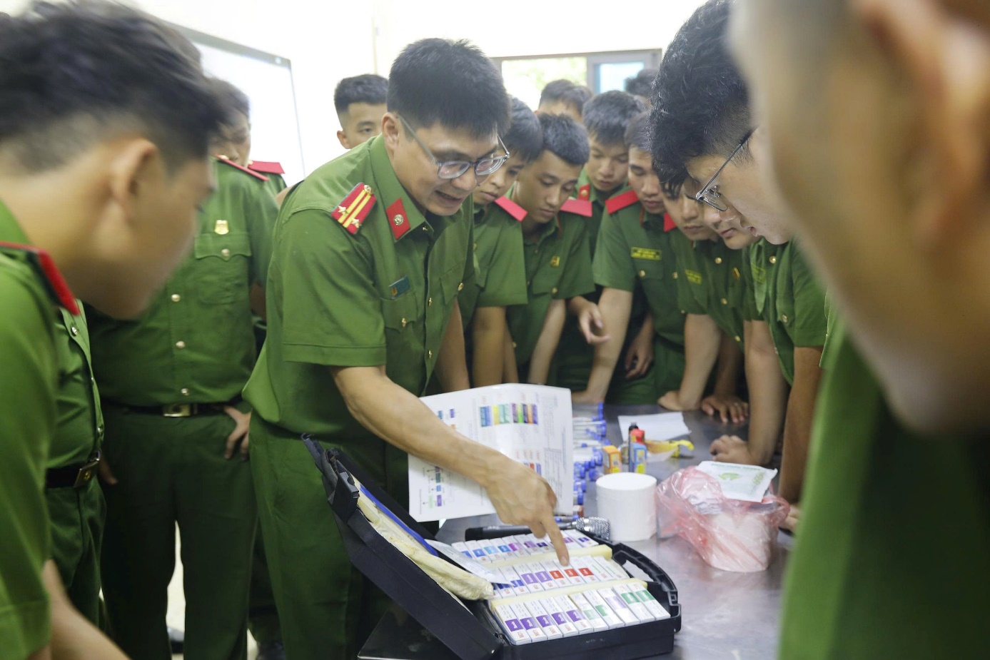 Tổ chức hướng dẫn thực hành “Nhận biết nhanh một số chất ma túy” cho học viên ngành Trinh sát cảnh sát khoá K60S