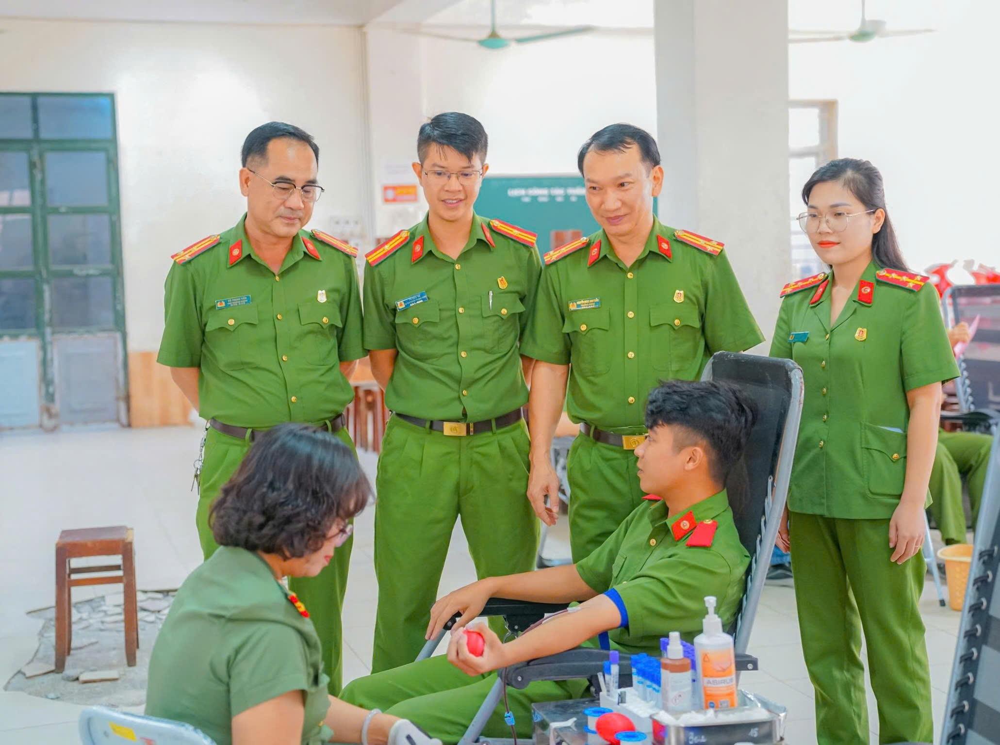 Tổ chức chương trình hiến máu tình nguyện "Giọt máu nghĩa tình vì đồng đội thân yêu" đợt 2 năm 2025