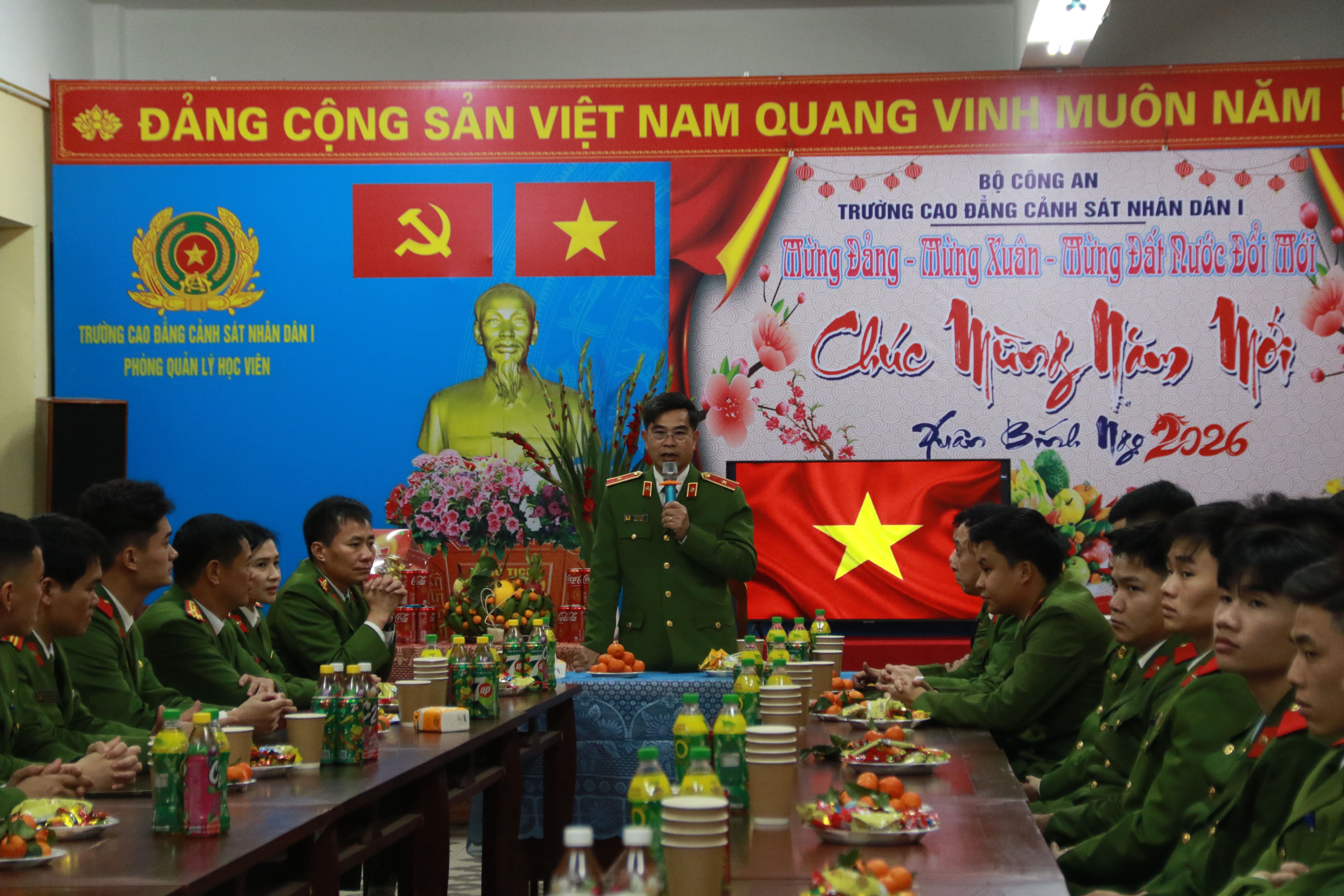 Đồng chí Hiệu trưởng thăm, chúc Tết cán bộ, học viên làm nhiệm vụ trực Tết Nguyên đán Bính Ngọ 2026