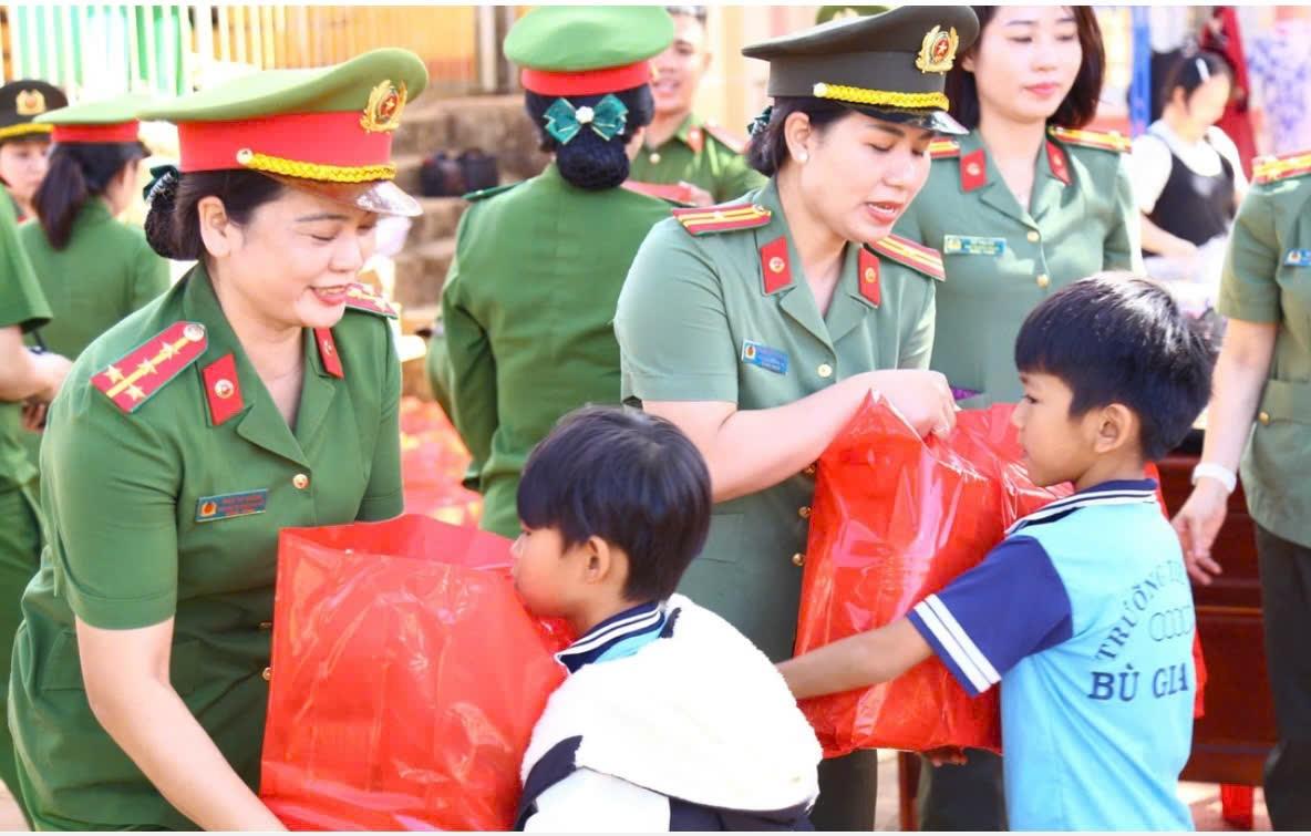 Hội Phụ nữ Trường Cao đẳng Cảnh sát nhân dân I tham gia Ký kết giao ước Cụm thi đua số 01, 02 - Khối các trường CAND, chương trình đồng hành cùng Phụ nữ biên cương và tổ chức hoạt động an sinh xã hội tại các xã biên giới tỉnh Đồng Nai