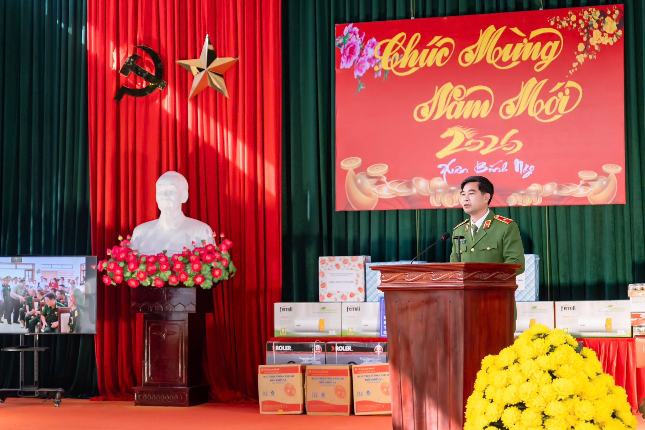 Hoạt động tri ân của Nhà trường tại Trung tâm điều dưỡng thương binh xã Nho Quan, tỉnh Ninh Bình