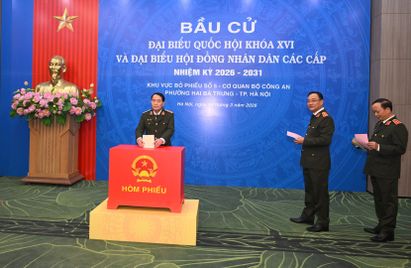 Lãnh đạo Bộ Công an tham gia bầu cử tại Khu vực bỏ phiếu số 5