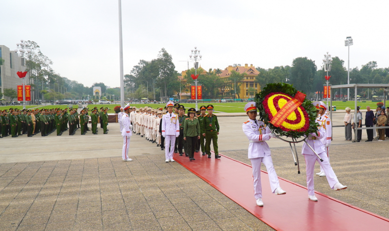 Đoàn đại biểu tuổi trẻ Công an nhân dân vào Lăng viếng Chủ tịch Hồ Chí Minh
