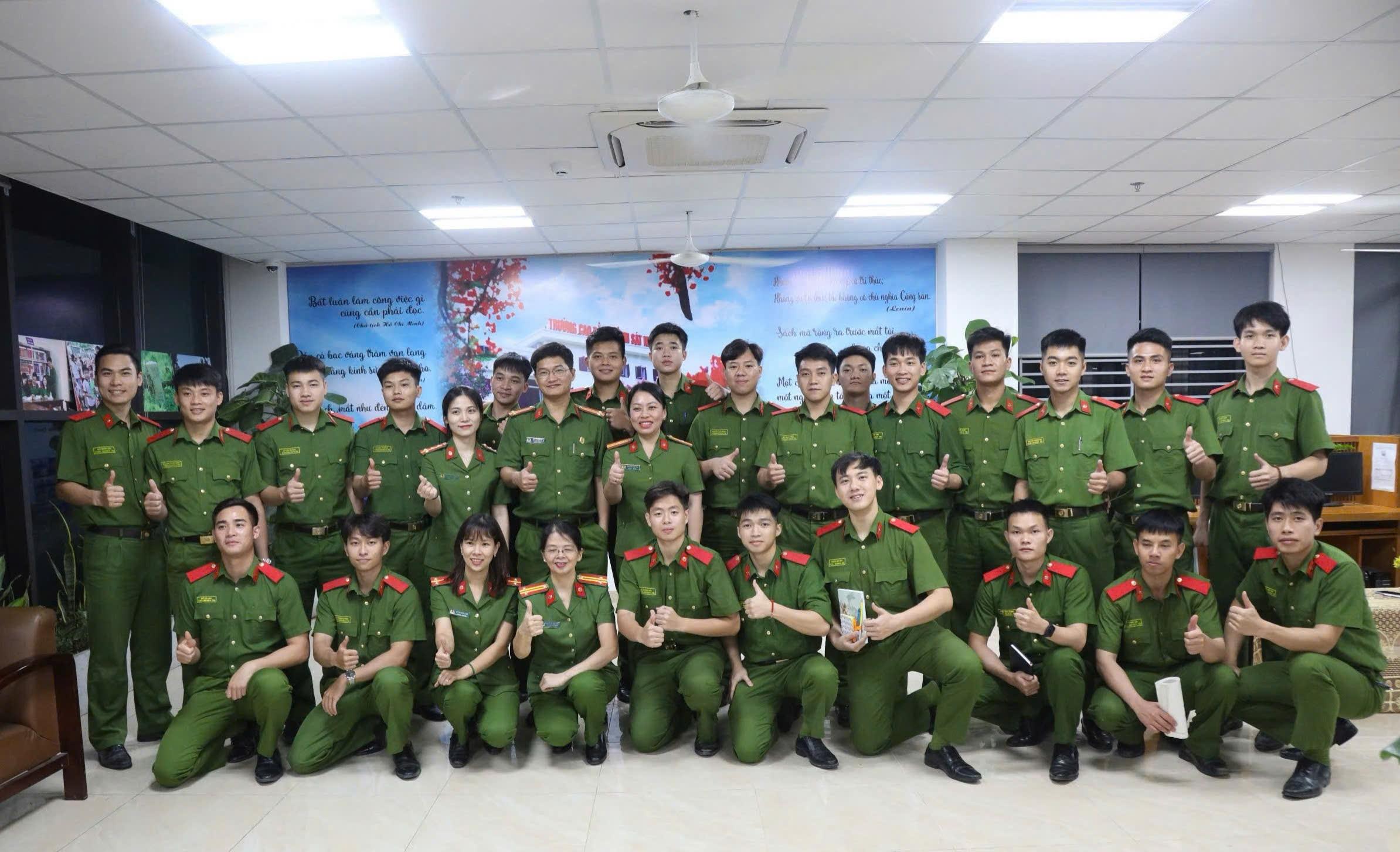 Câu lạc bộ Bạn đọc tổ chức Workshop 3 “Chạm trang sách - Làm chủ ngòi bút”