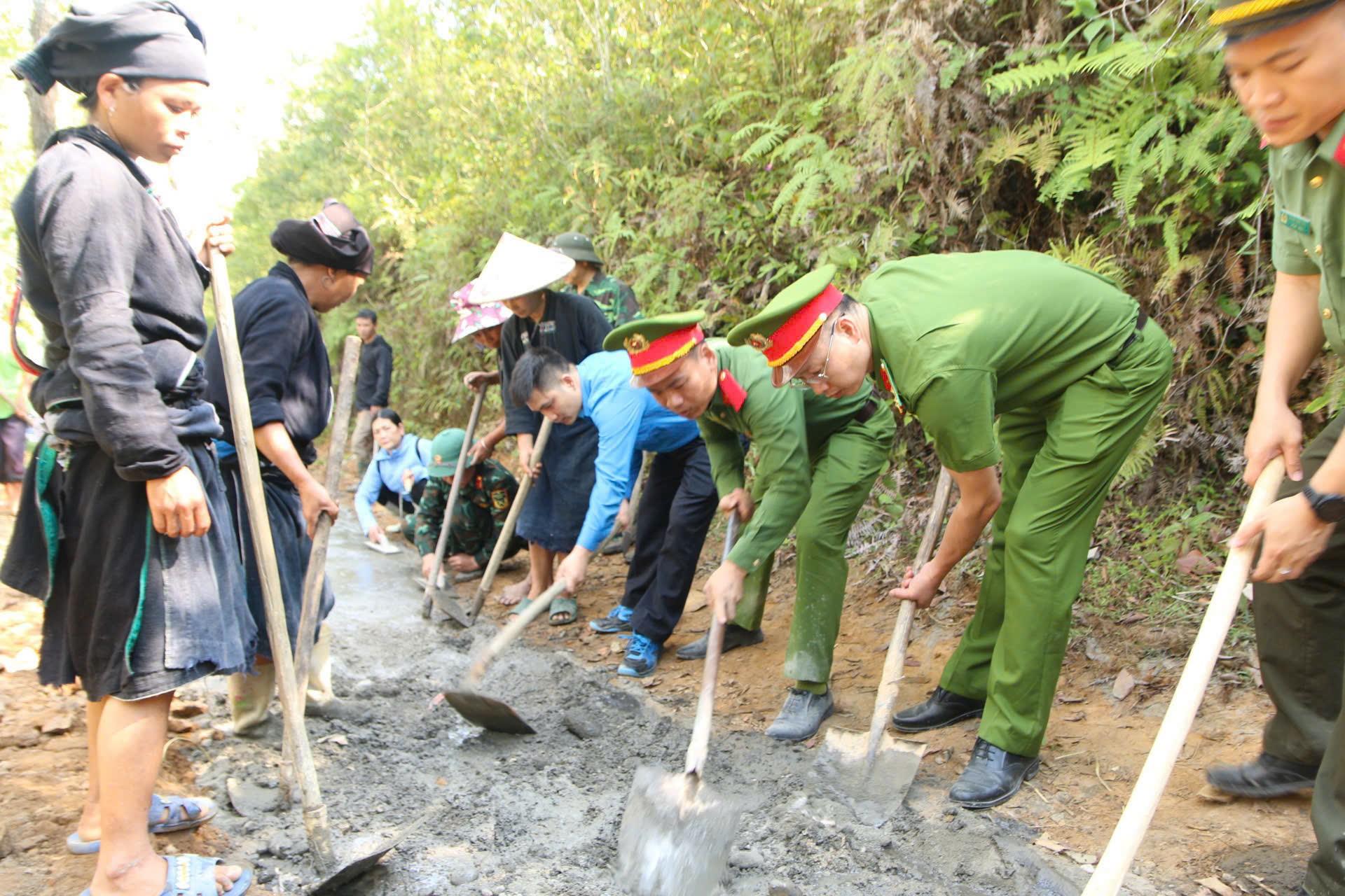 Hoạt động an sinh xã hội, tuyên truyền pháp luật, ủng hộ kinh phí và tham gia hỗ trợ làm đường liên thôn tại xã Bản Máy, tỉnh Tuyên Quang