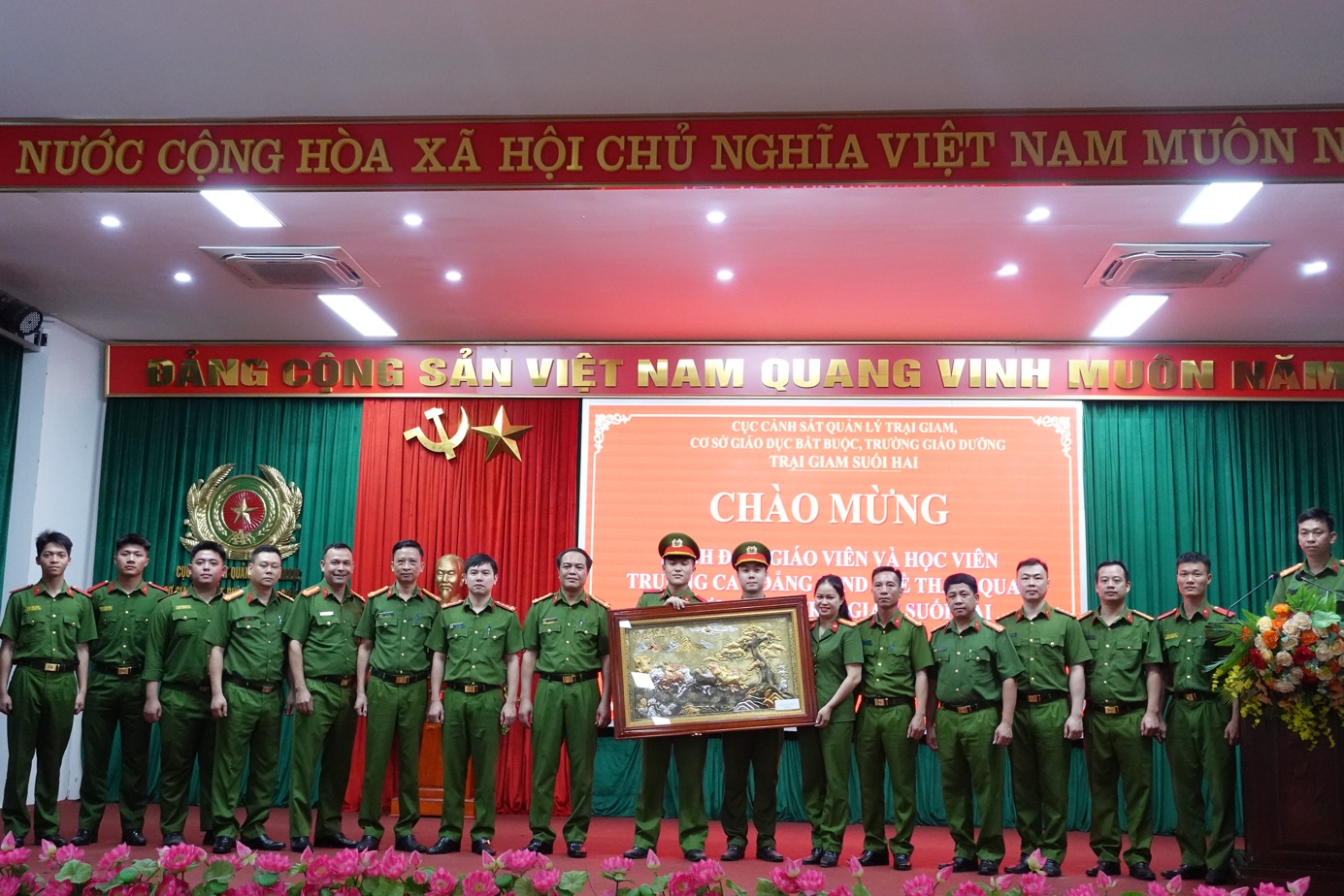 Cán bộ, giáo viên và học viên Khoa Cảnh sát thi hành án hình sự và hỗ trợ tư pháp tham quan thực tế tại Trại giam Suối Hai