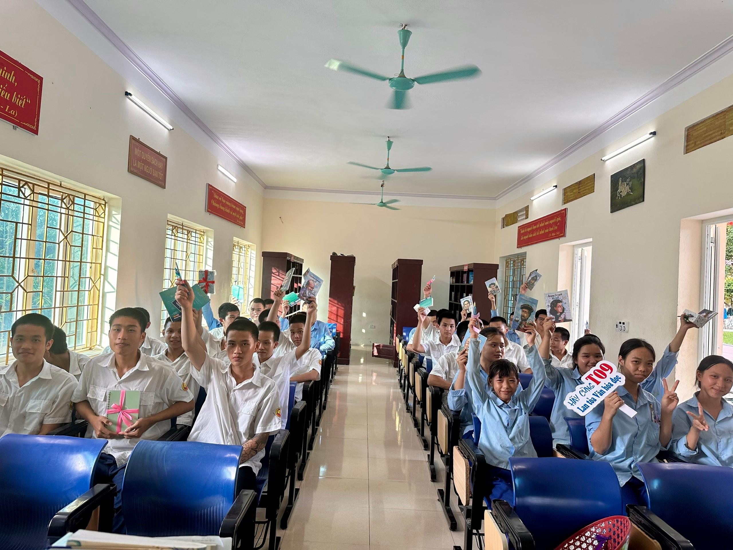 Phòng Lưu trữ và Thư viện tổ chức tuyên truyền Văn hóa đọc và tặng sách tại Trường Giáo dưỡng số 2