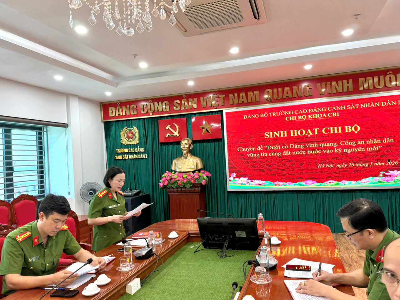 Chi bộ Khoa Lý luận chính trị và khoa học xã hội nhân văn tổ chức sinh hoạt chuyên đề “Dưới cờ Đảng quang vinh, Công an nhân dân vững tin cùng đất nước bước vào kỷ nguyên mới”