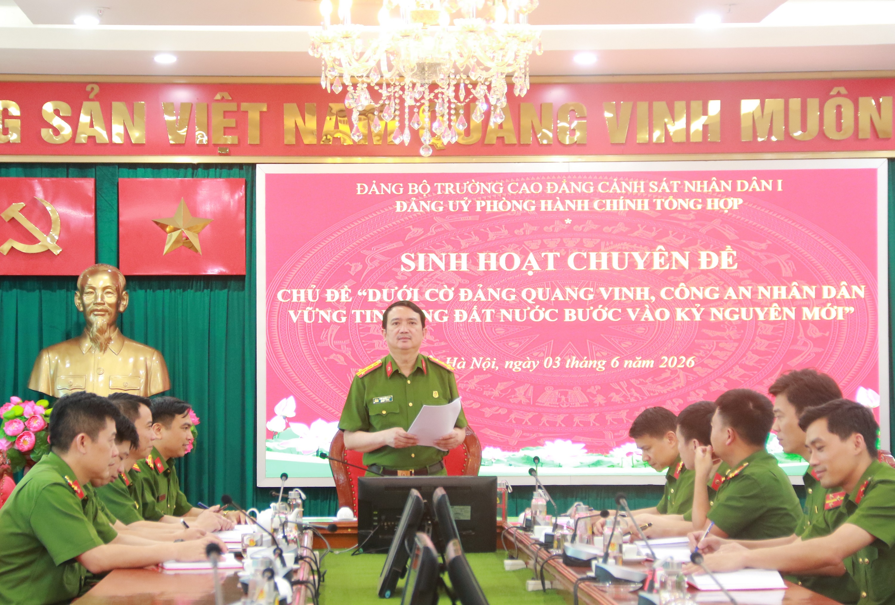 Đảng bộ Phòng Hành chính tổng hợp tổ chức sinh hoạt chuyên đề “Dưới cờ Đảng quang vinh, CAND vững tin cùng đất nước bước vào kỷ nguyên mới”
