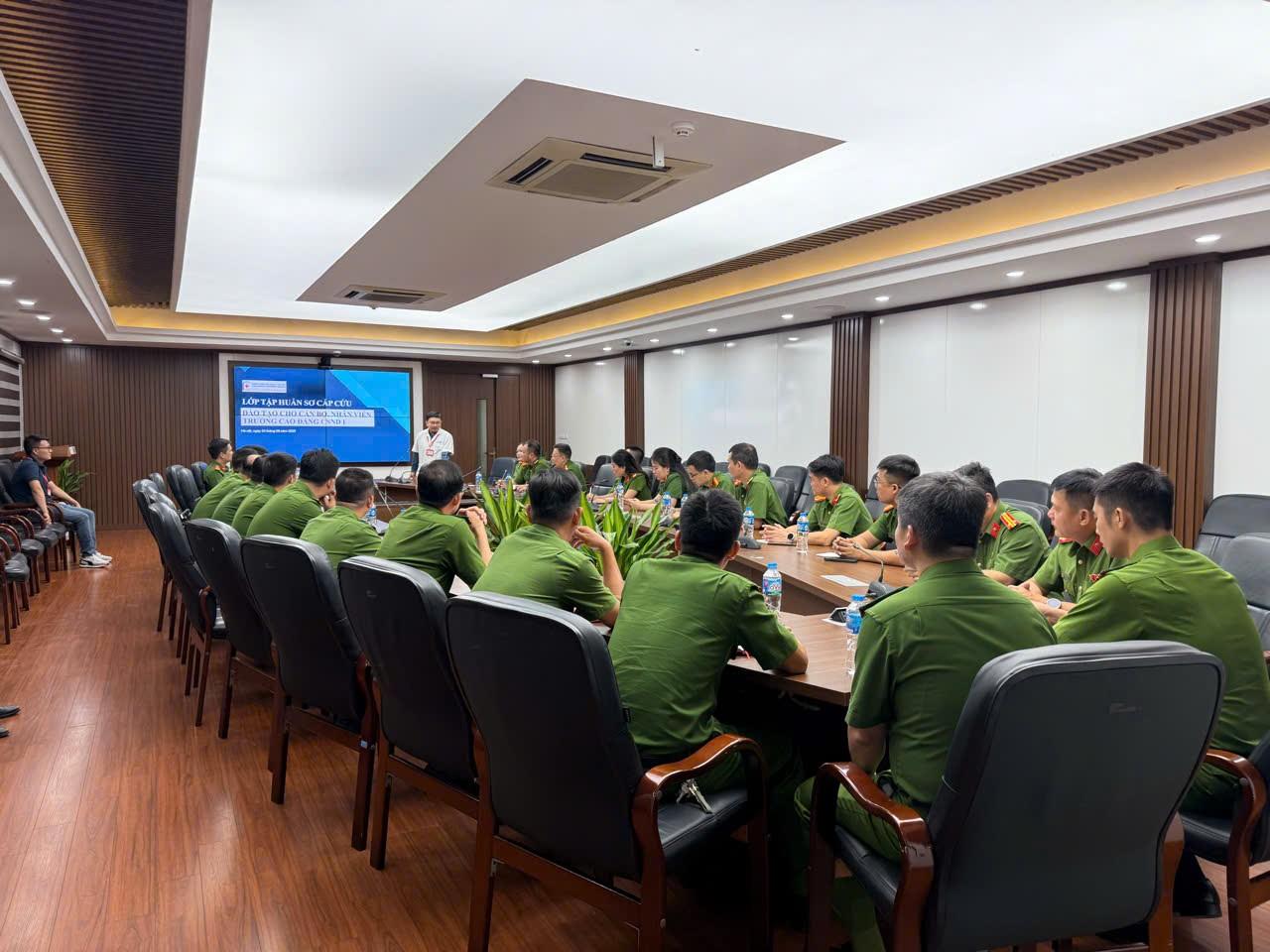 Trường Cao đẳng Cảnh sát nhân dân I phối hợp Bệnh viện Đại học Y Hà Nội tổ chức lớp Tập huấn sơ cấp cứu ban đầu cho cán bộ, giáo viên nhà trường