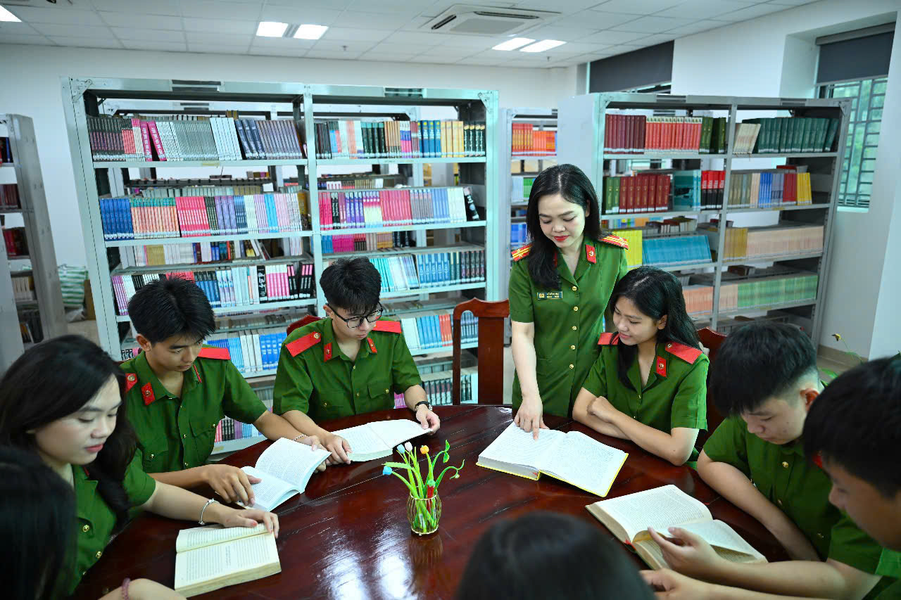 Cán bộ, giáo viên Khoa Lý luận chính trị và khoa học xã hội nhân văn quyết tâm thực hiện thắng lợi phong trào thi đua “Ba nhất”