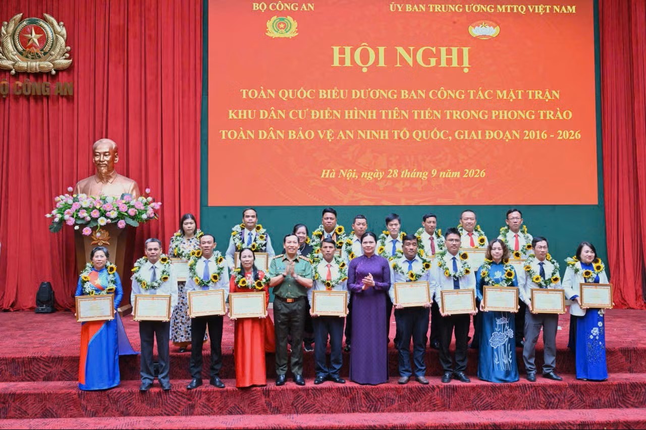 Tôn vinh 88 tập thể, cá nhân ban công tác mặt trận điển hình tiên tiến